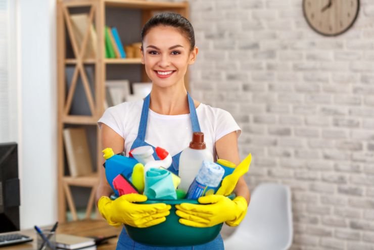 Professionelle Reinigungskraft im Einsatz