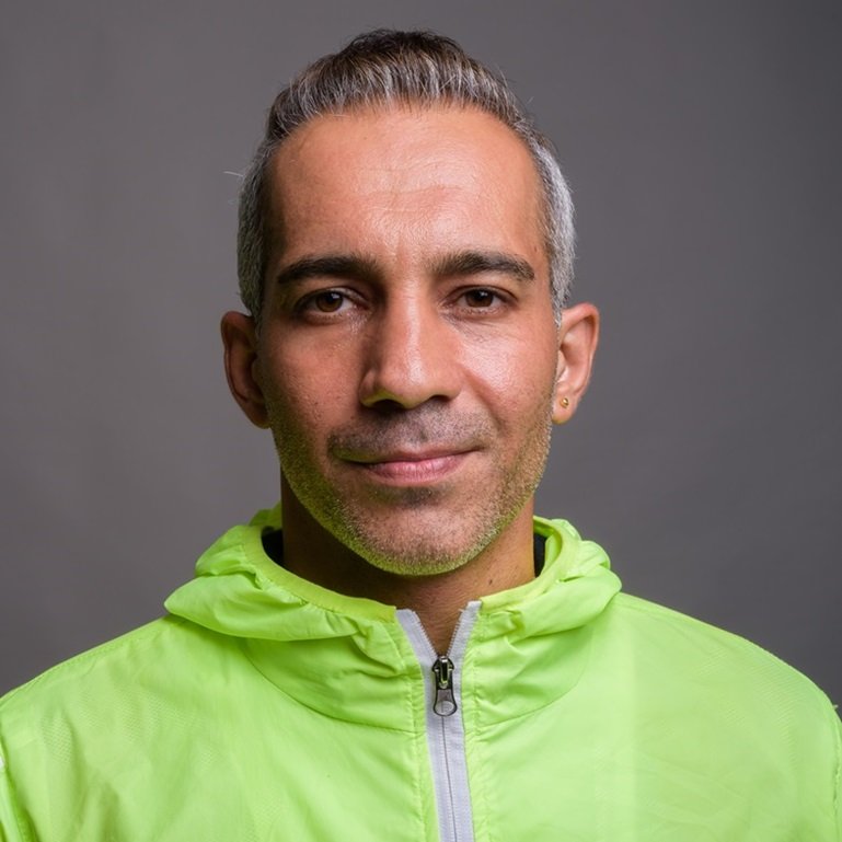 Mann gibt online Feedback zu den Reinigungservices von Stahl Reinigungsservice.